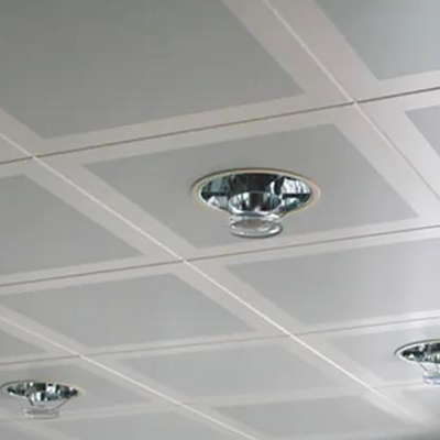 1.0mmの厚さアルミニウムは天井の金属の正方形でタイルを張る白い色を置く